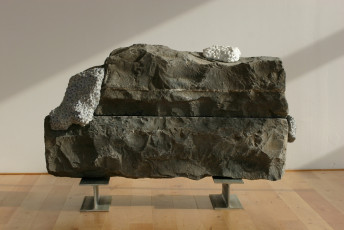 Bloesem van de steen 2004 Namense steen - carrara marmer  - azul bahia - gegalvaniseerd staal 124 x 51 x 80cm