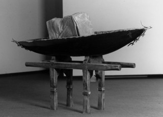 Verborgen herrieneringen 1995 Zwart marmer - Portugees marmer - hout - brons 81 x 140 x 38cm